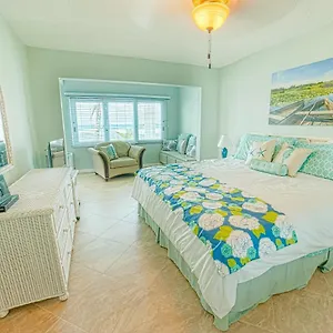 Apartment Gorgeous Ocean Views! Welcome To Bella Breeze! Beachfront 2br 2ba, Sion Farm